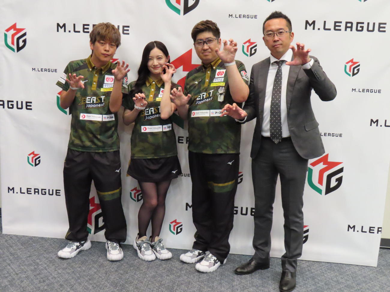 プロ麻雀リーグ「Mリーグ2023－2024」の開幕式を迎えた「BEAST Japanext」。左から猿川真寿、中田花奈、鈴木大介、高橋暁監督（2023年9月18日撮影）