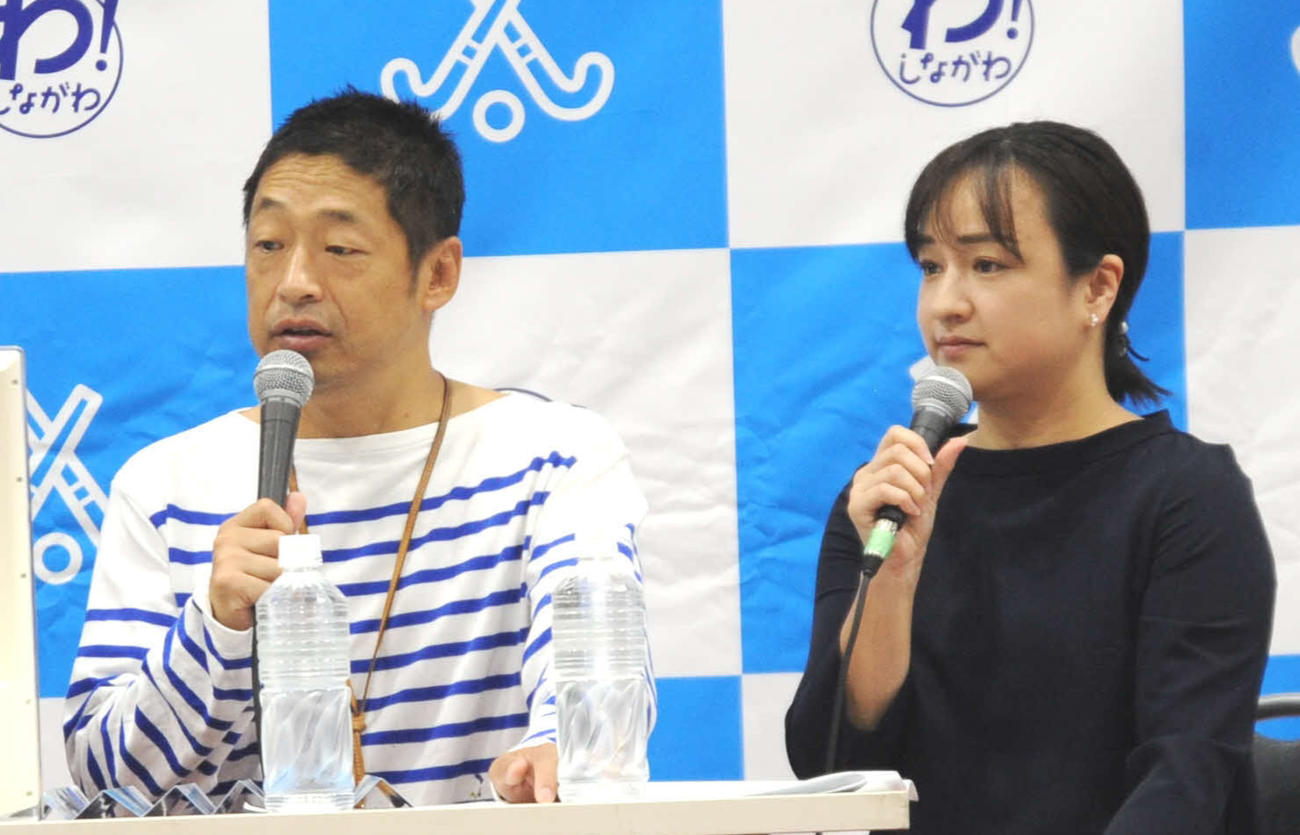 「ホッケーしなフェス2023」内で実施された杭州アジア大会（中国）のホッケー日本代表の応援イベントに出演した、安田大サーカスの団長安田（左）と妻でフリーアナウンサーのさち（撮影・松尾幸之介）