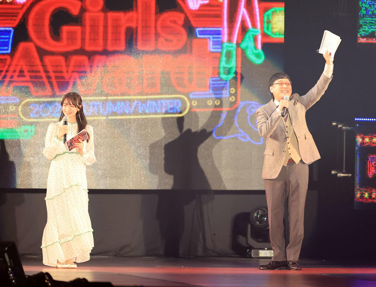 「Rakuten GirlsAward 2023 A／W」でMCを務める森香澄アナウンサー（左）と山里亮太（撮影・浅見桂子）