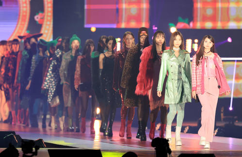 「Rakuten GirlsAward 2023 A／W」に登場した齋藤飛鳥（右）ら（撮影・浅見桂子）