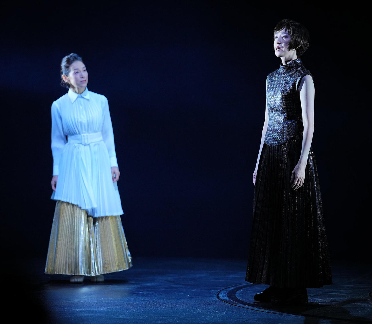 「レイディマクベス」フォトコールで演じる天海祐希（右）と鈴木保奈美（撮影・垰建太）