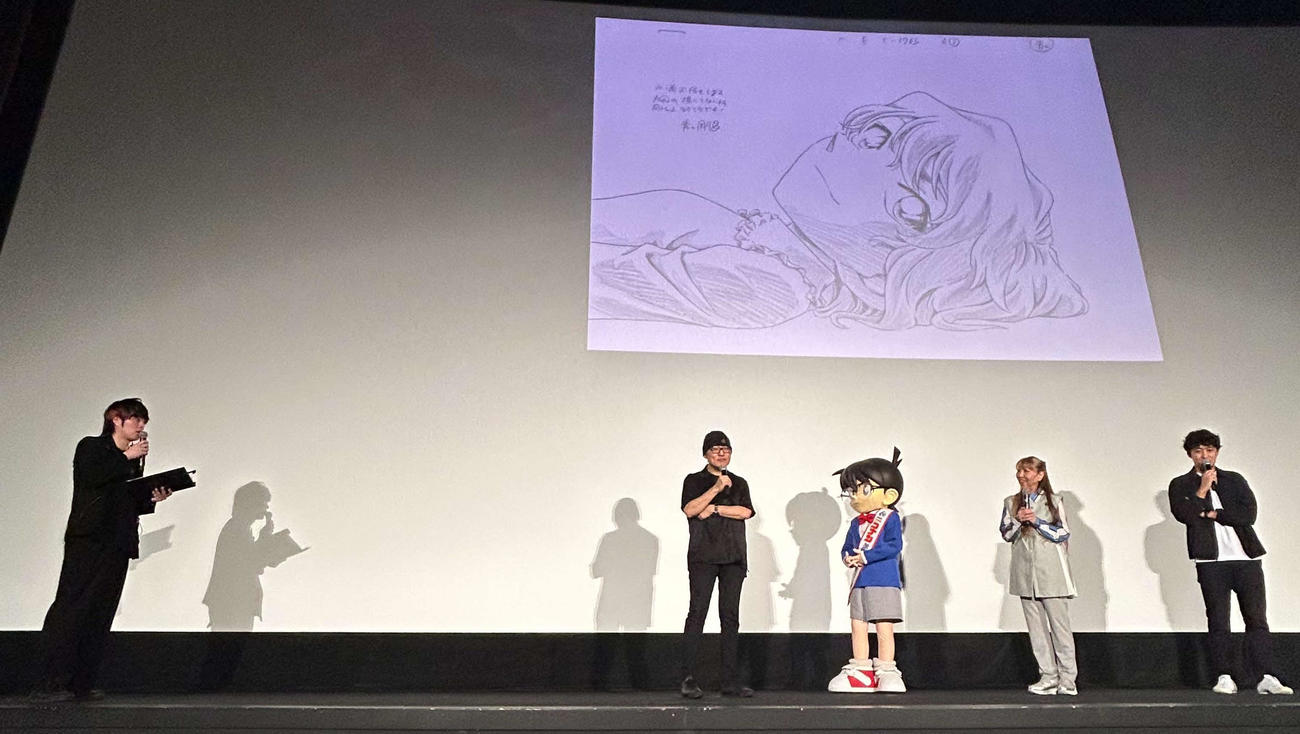 映画「名探偵コナン　黒鉄の魚影」ブラックボックス舞台あいさつにで、青山剛昌氏（左から2人目）の描いた原画を見ながらトークする東宝の三浦広暉氏（左端）、江戸川コナン（左から3人目）、高山みなみ（同4人目）、立川譲監督（右端）（撮影・松尾幸之介）