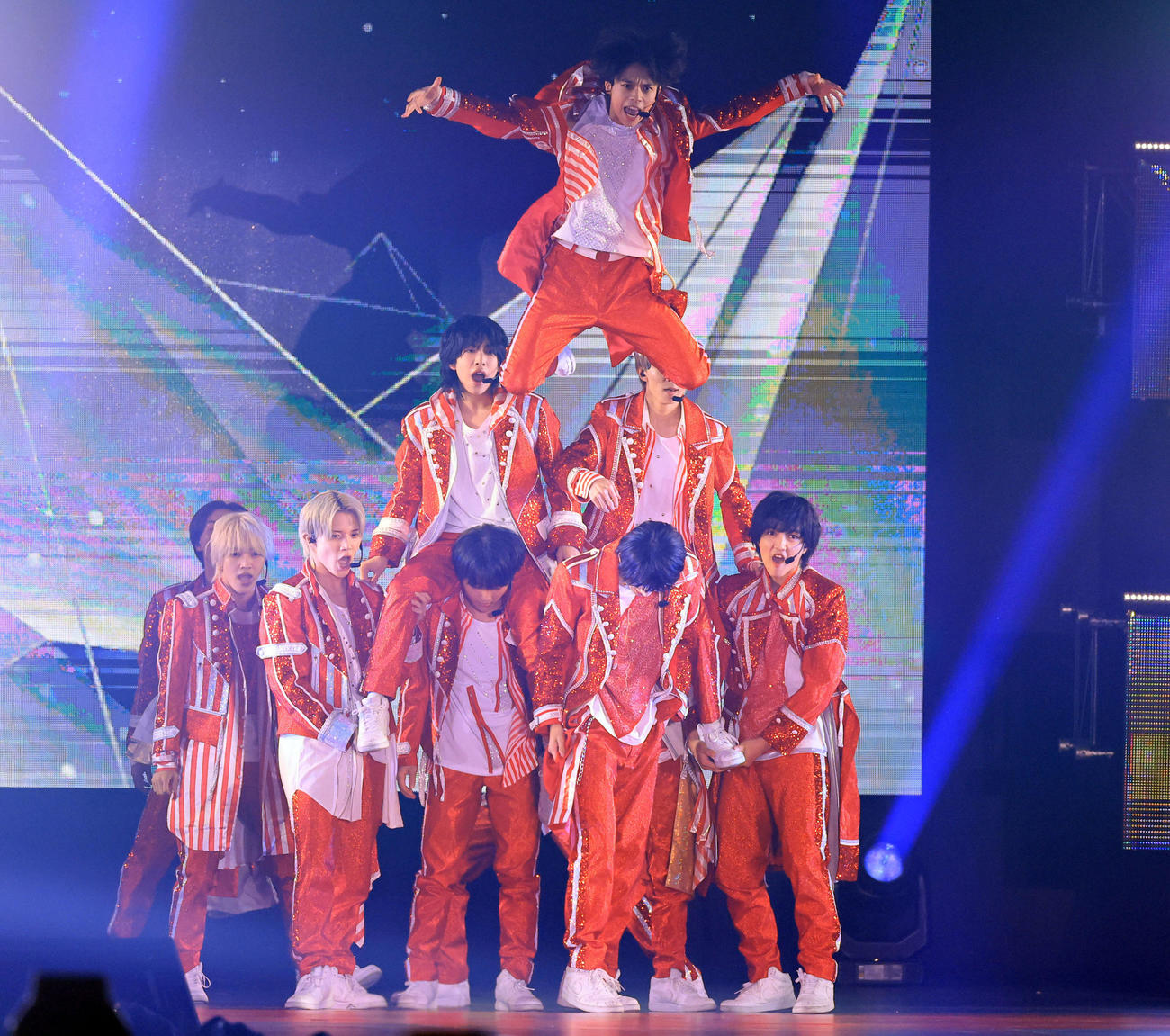 「Rakuten GirlsAward 2023 A／W」でパワフルなライブを披露する少年忍者（撮影・浅見桂子）