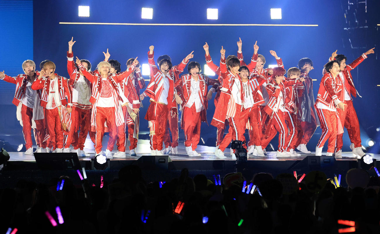 「Rakuten GirlsAward 2023 A／W」でパワフルなライブを披露する少年忍者（撮影・浅見桂子）