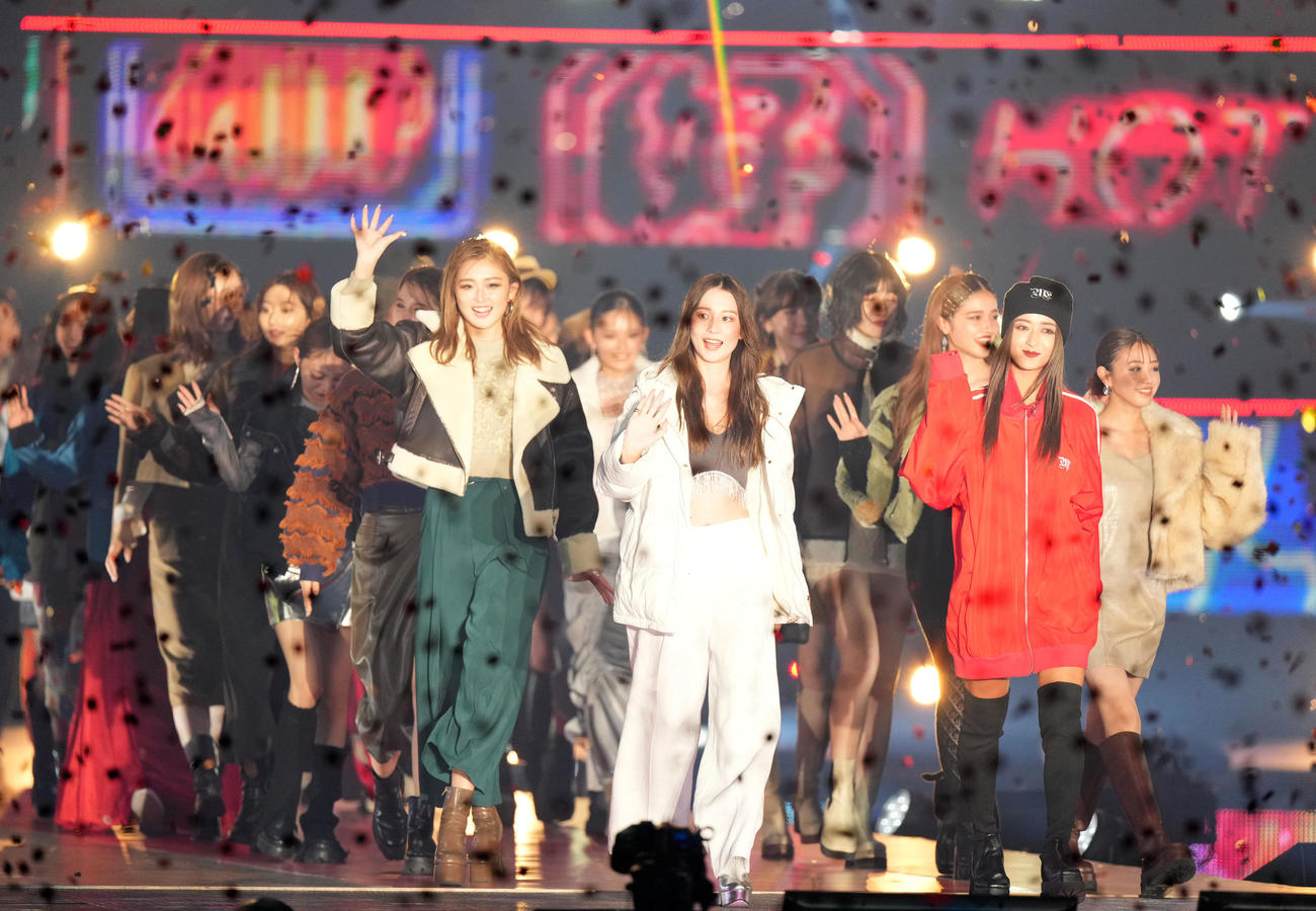 グランドフィナーレに登場した出演者たち（撮影・横山健太）