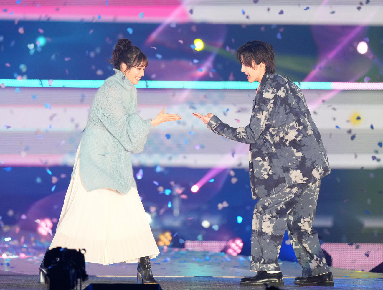 「Rakuten GirlsAward 2023 A／W」に登場しじゃんけんをする広瀬アリス（左）となにわ男子の道枝駿佑（撮影・横山健太）