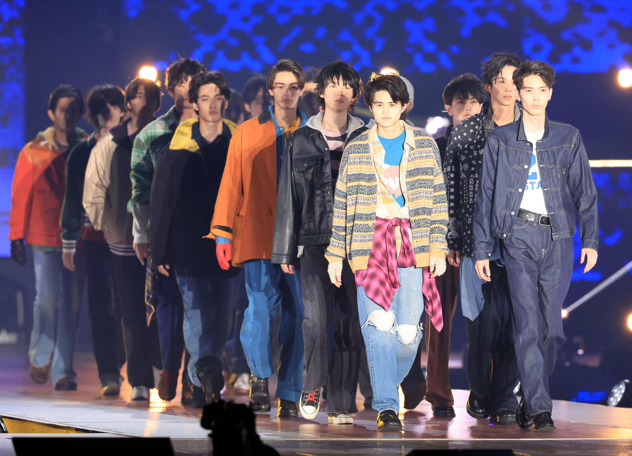 「Rakuten GirlsAward 2023 A／W」に登場した鈴鹿央士（先頭左）ら（撮影・浅見桂子）