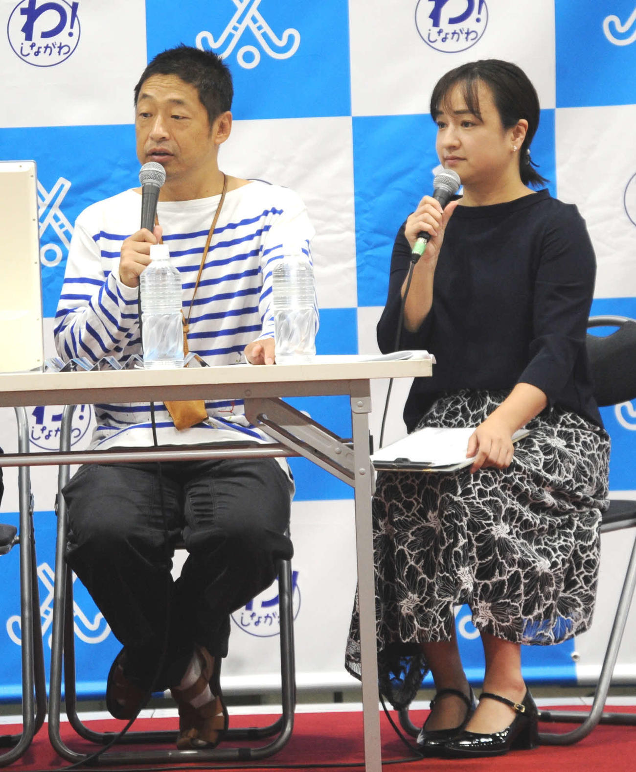 「ホッケーしなフェス2023」内で実施された杭州アジア大会（中国）のホッケー日本代表の応援イベントに出演した、安田大サーカスの団長安田（左）と妻でフリーアナウンサーのさち（撮影・松尾幸之介）