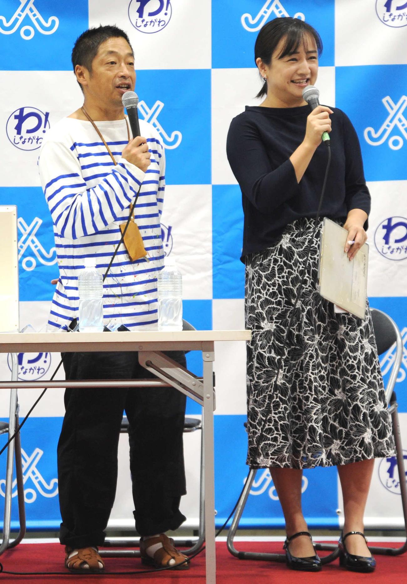 「ホッケーしなフェス2023」内で実施された杭州アジア大会（中国）のホッケー日本代表の応援イベントに出演した、安田大サーカスの団長安田（左）と妻でフリーアナウンサーのさち（撮影・松尾幸之介）