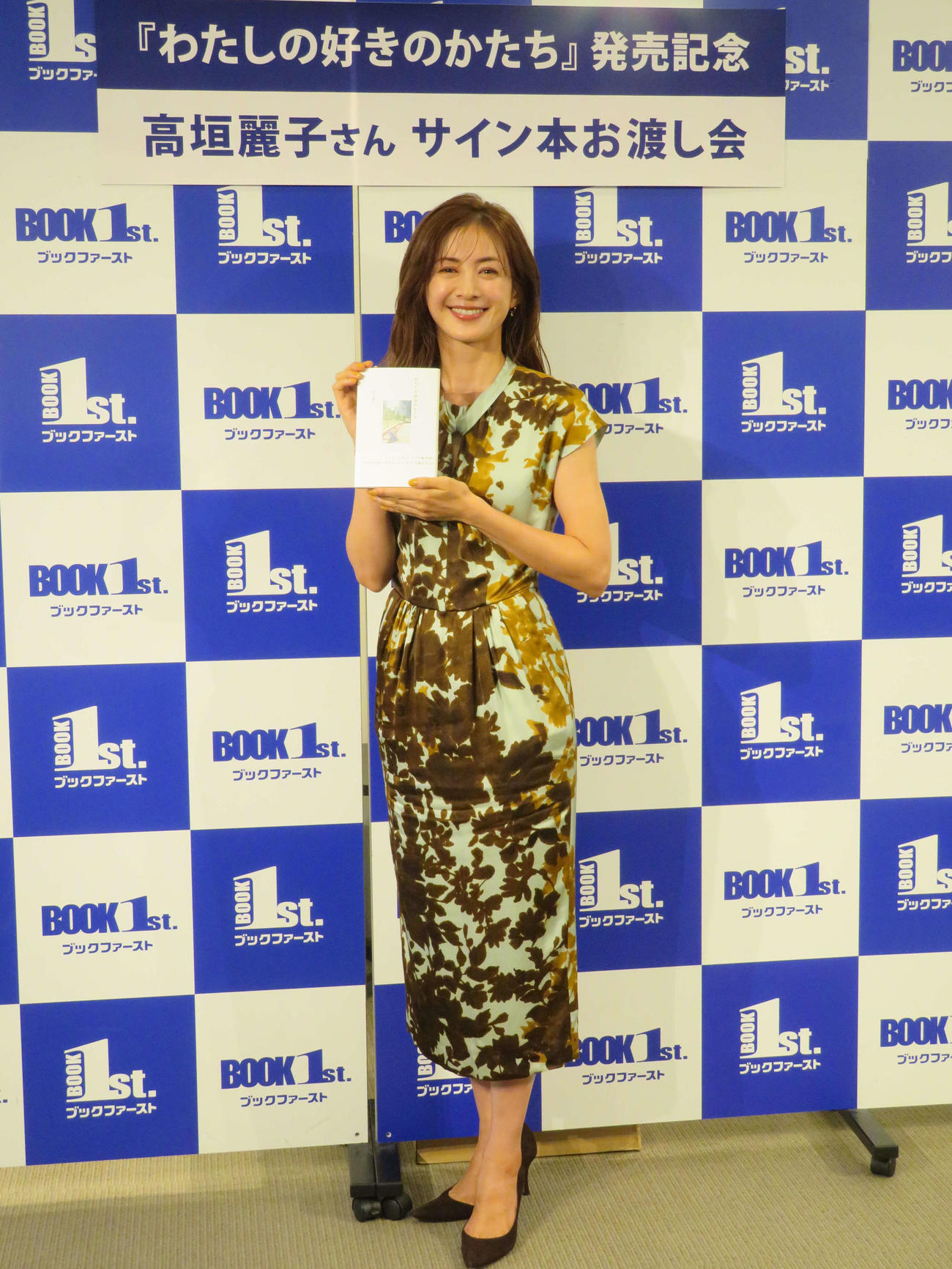 フォトエッセー「わたしの好きのかたち」サイン本お渡し会と囲み取材を開いた高垣麗子（撮影・村上幸将）