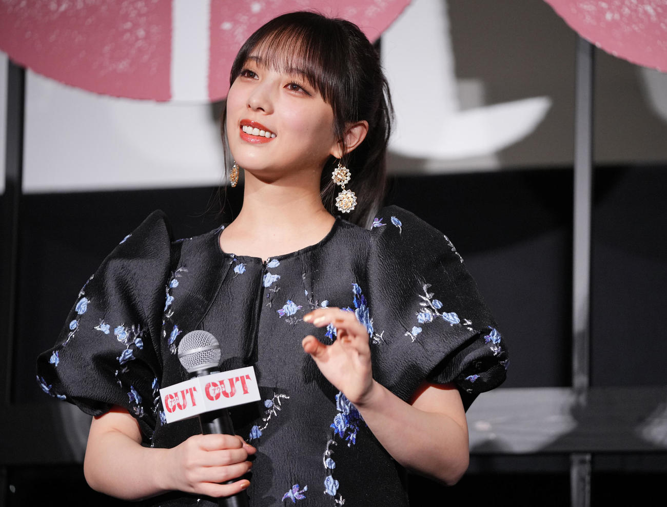 映画「OUT」完成披露上映会で笑顔でを見せる与田祐希（撮影・垰建太）