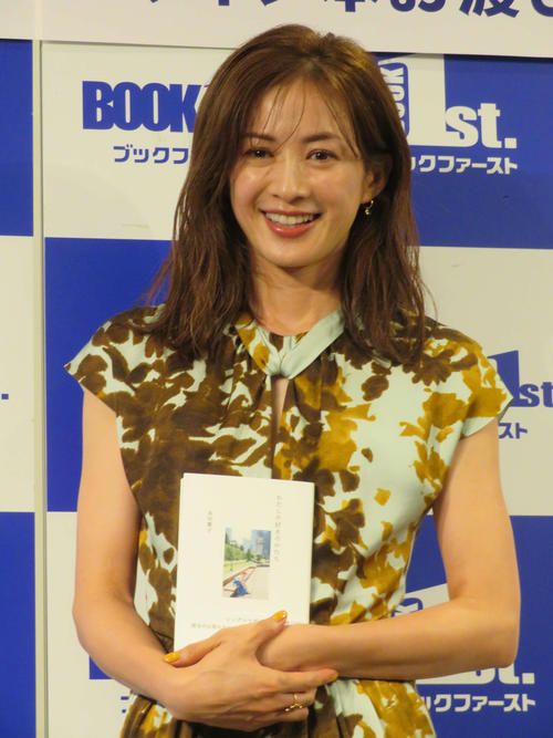 フォトエッセー「わたしの好きのかたち」サイン本お渡し会と囲み取材を開いた高垣麗子(撮影・村上幸将)