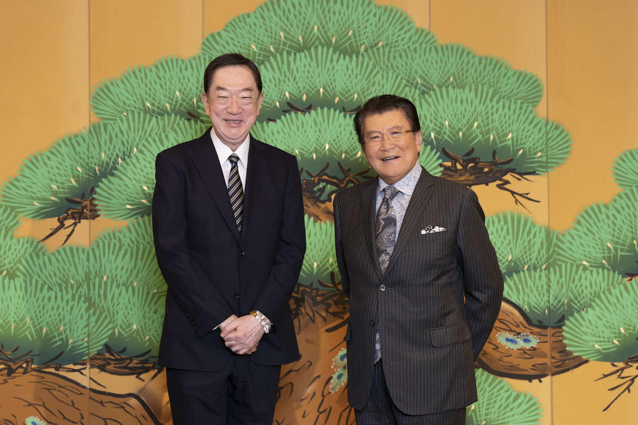 歌舞伎座で「水戸黄門」が上演されるにあたり対面した坂東彌十郎（左）、里見浩太朗