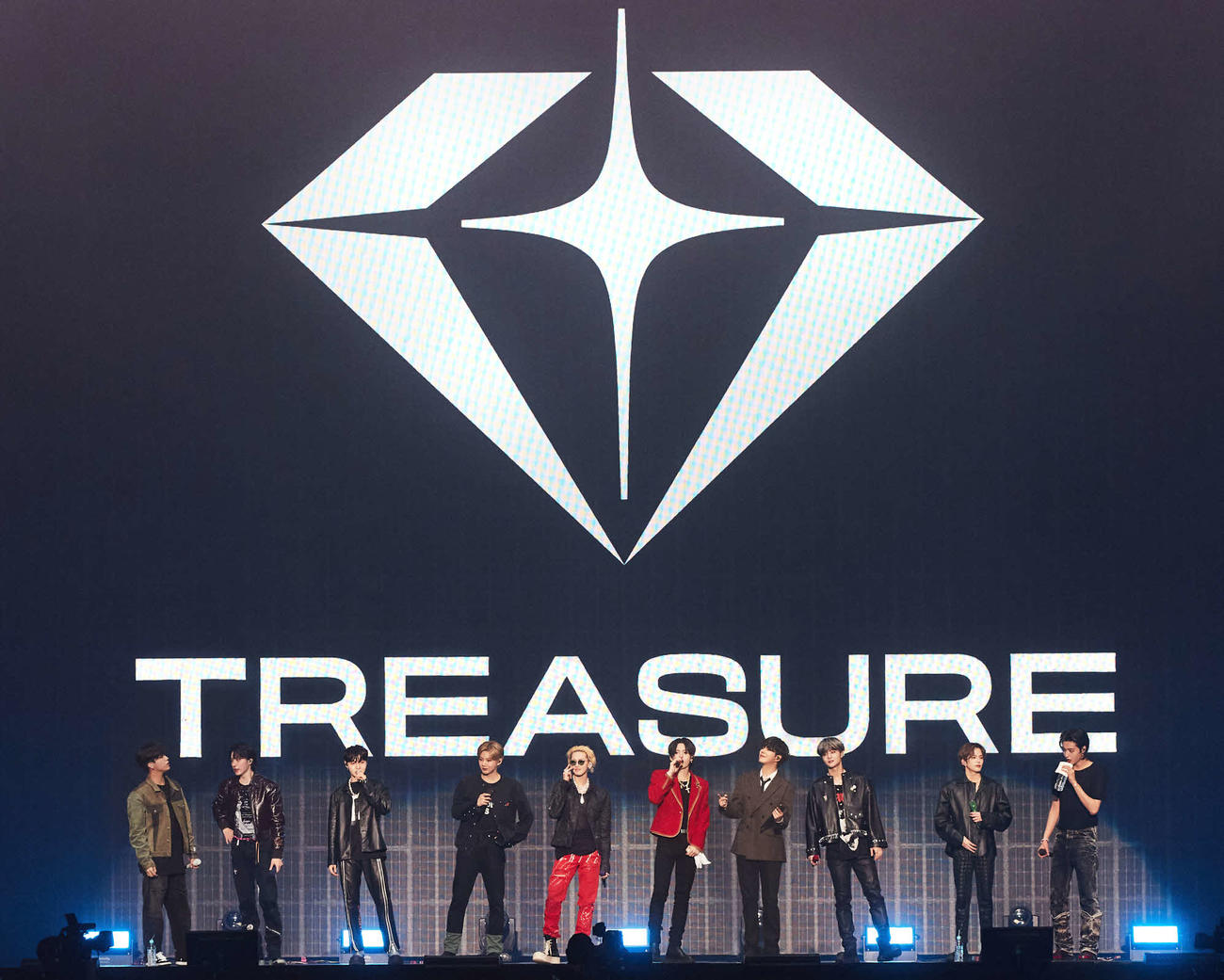 「2023 TREASURE FAN MEETING～HELLO AGAIN～」でパフォーマンスするTREASURE