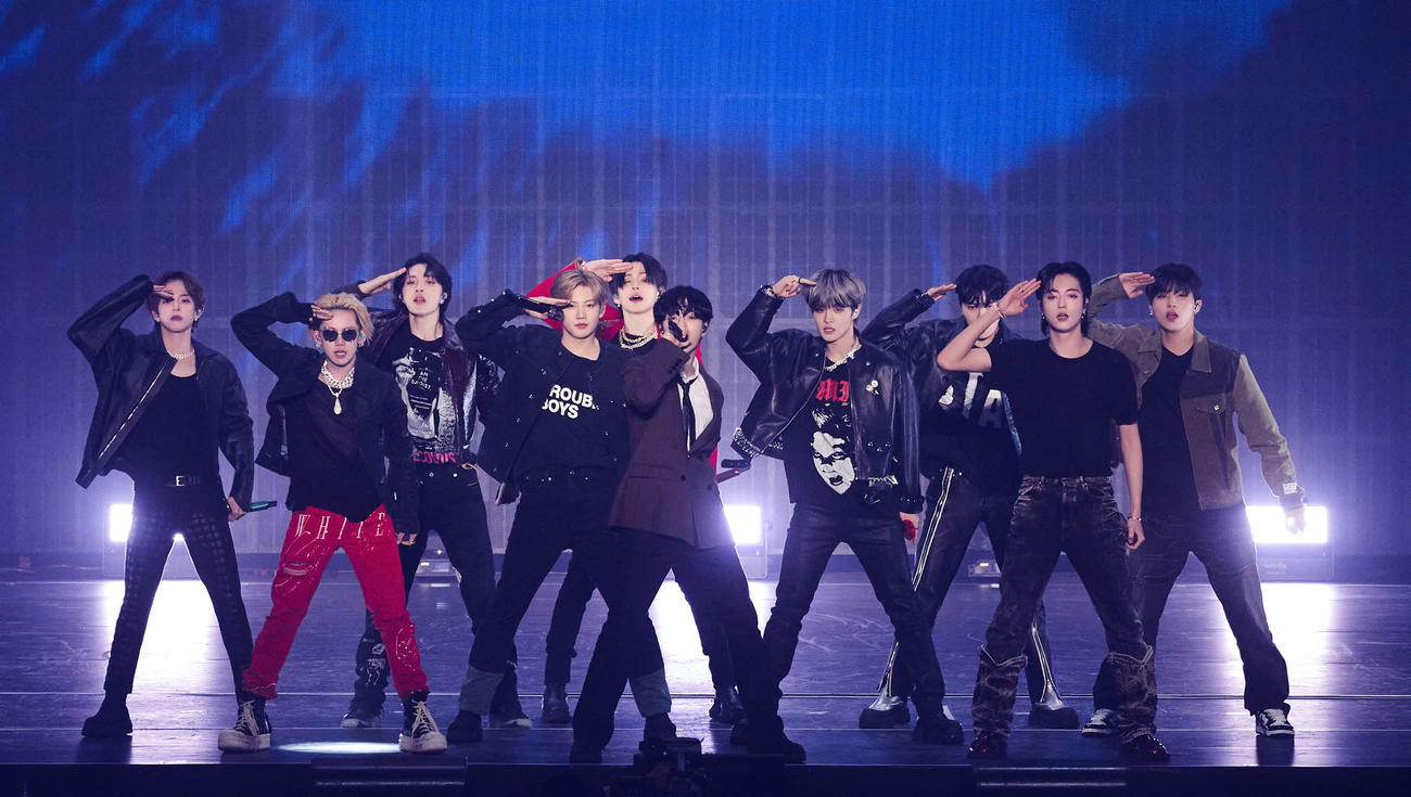 「2023 TREASURE FAN MEETING～HELLO AGAIN～」でパフォーマンスするTREASURE
