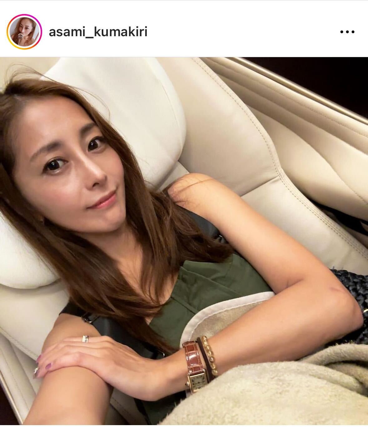 上越新幹線の座席に寄りかかる熊切あさ美（熊切あさ美のインスタグラムから）
