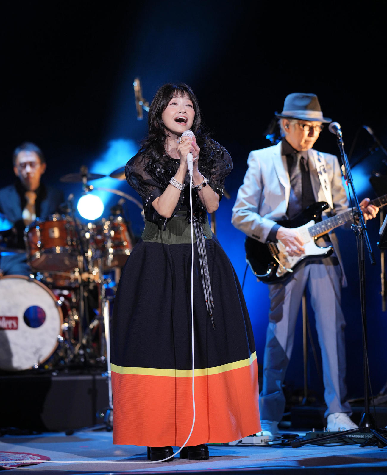 石川ひとみ45周年記念コンサート　熱唱する石川ひとみ