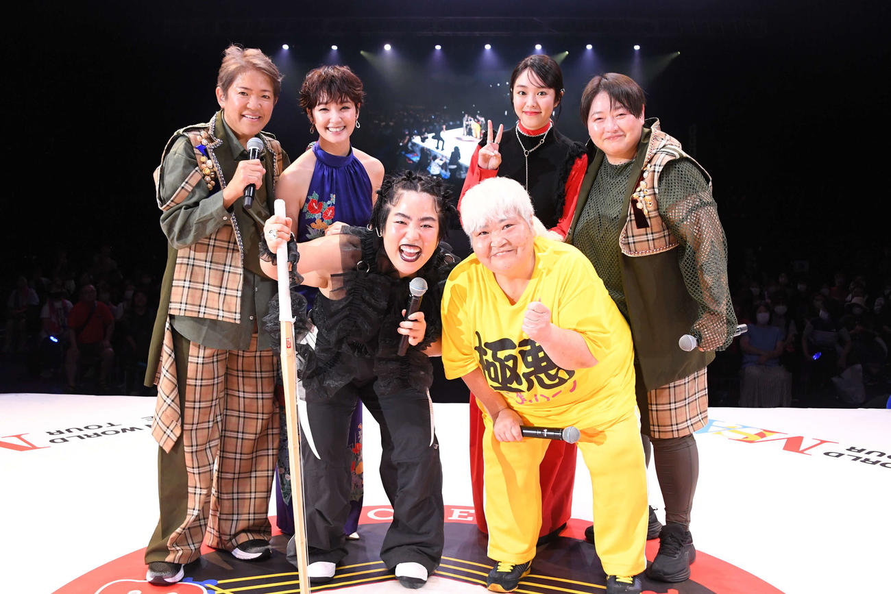 「CRUSH GALS 40th Anniversaryスペシャルライブ－THE TOP－」で勢ぞろいした、左からライオネス飛鳥、剛力彩芽、ゆりやんレトリィバァ、ダンプ松本、唐田えりか、長与千種