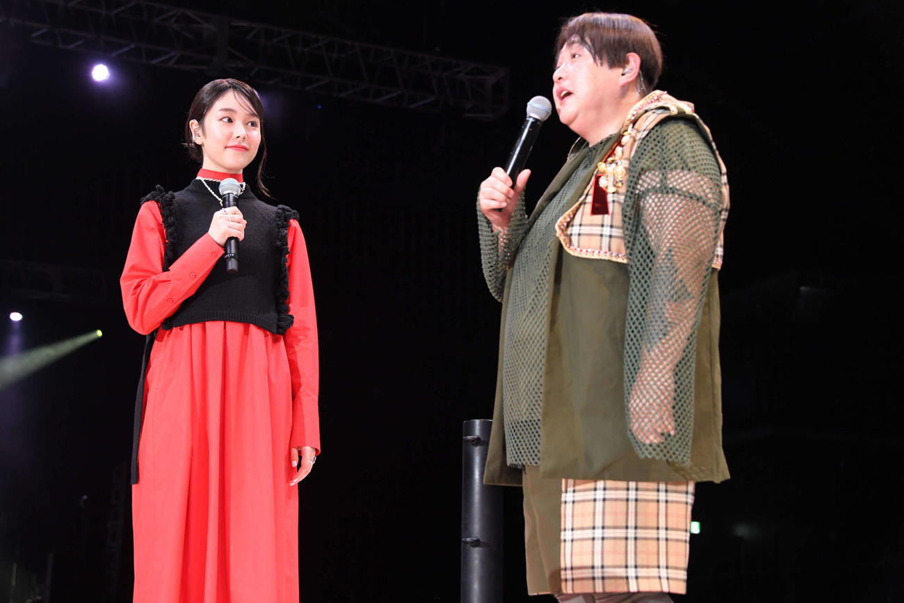 「CRUSH GALS 40th Anniversaryスペシャルライブ－THE TOP－」で並ぶ唐田えりか（左）と長与千種