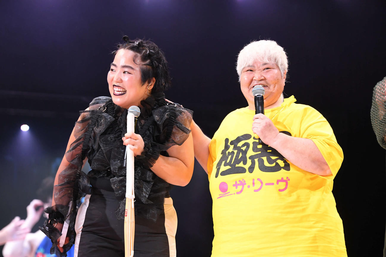 「CRUSH GALS 40th Anniversaryスペシャルライブ－THE TOP－」で並ぶ、ゆりやんレトリィバァ（左）とダンプ松本