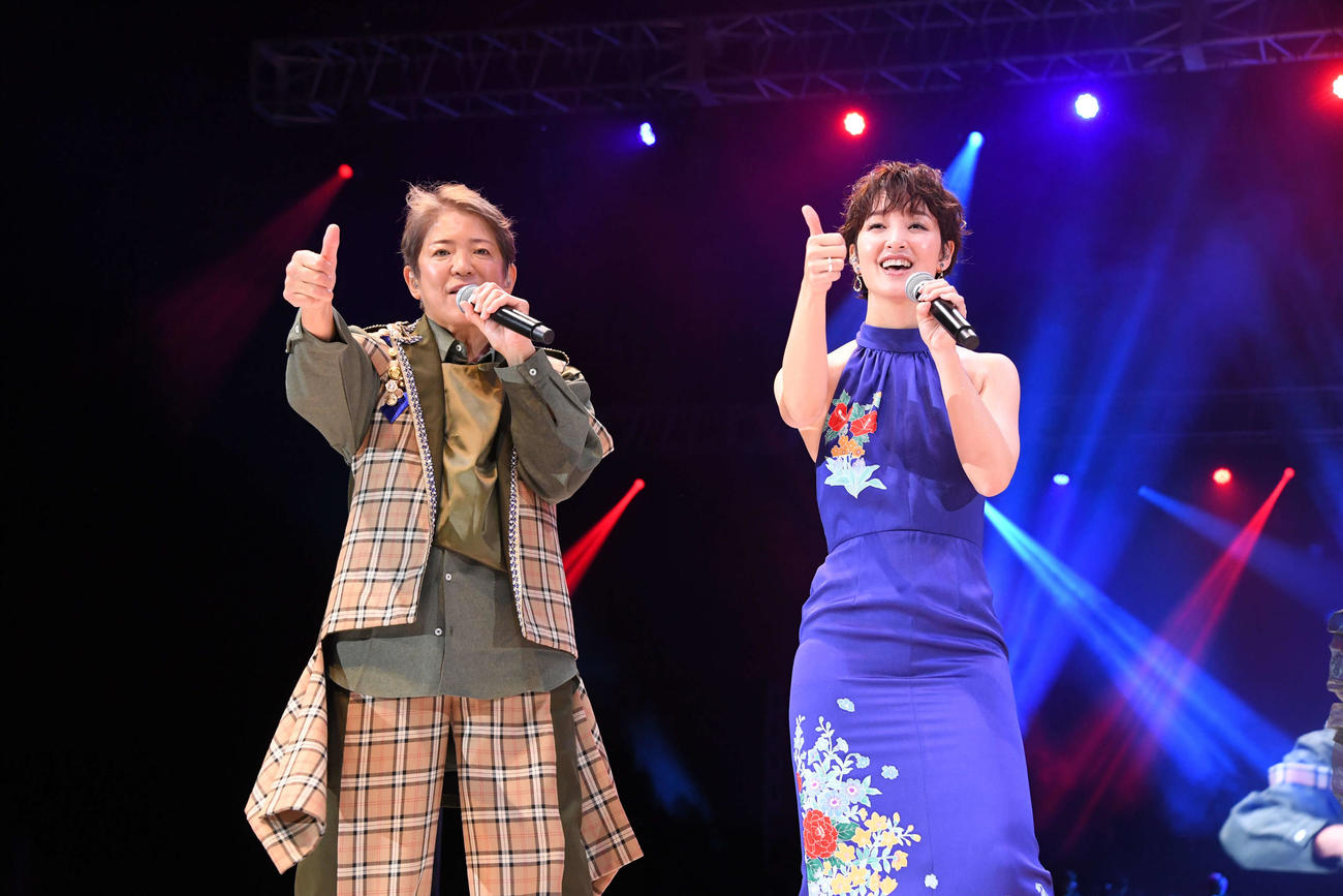 「CRUSH GALS 40th Anniversaryスペシャルライブ－THE TOP－」で並ぶライオネス飛鳥（左）と剛力彩芽