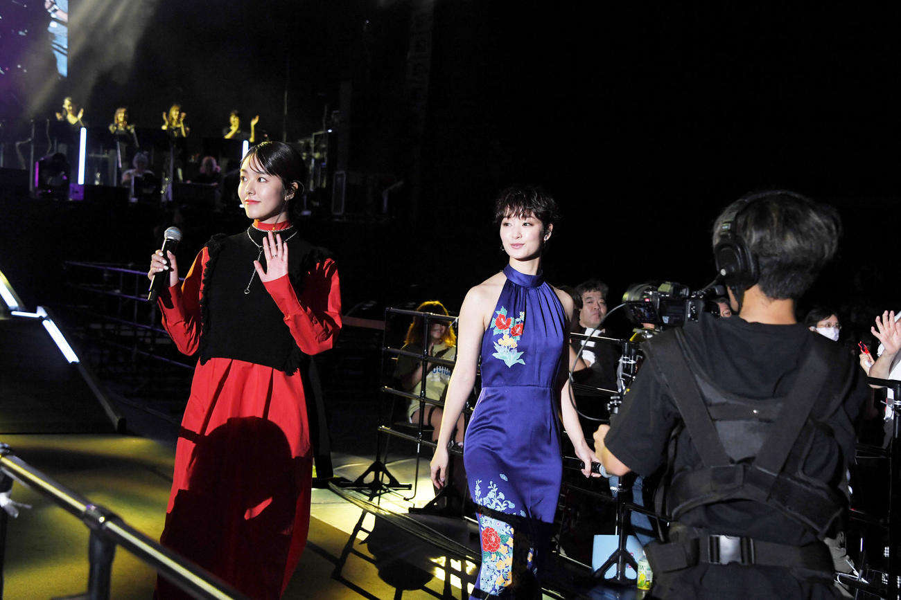 「CRUSH GALS 40th Anniversaryスペシャルライブ－THE TOP－」にサプライズで登場した唐田えりか（左）と剛力彩芽
