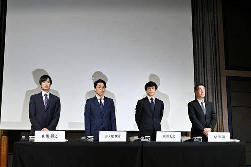 会見に臨む、左から山田将之氏、井ノ原快彦、東山紀之社長、木目田裕弁護士（撮影・滝沢徹郎）