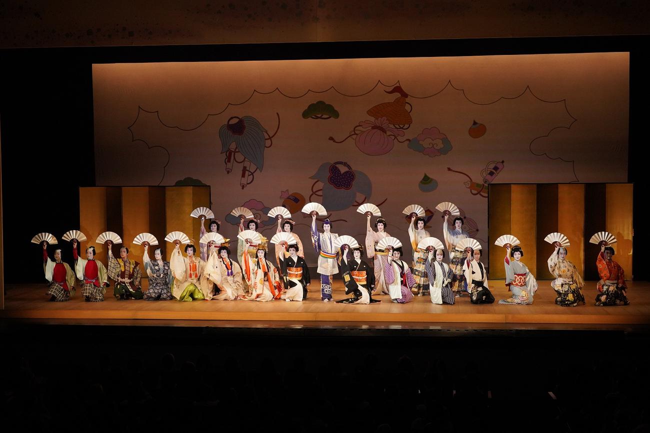 4年ぶりに開催された「宝塚舞踊会」フィナーレでは、専科スター凪七瑠海ら出演者全員がそろった（C）宝塚歌劇団