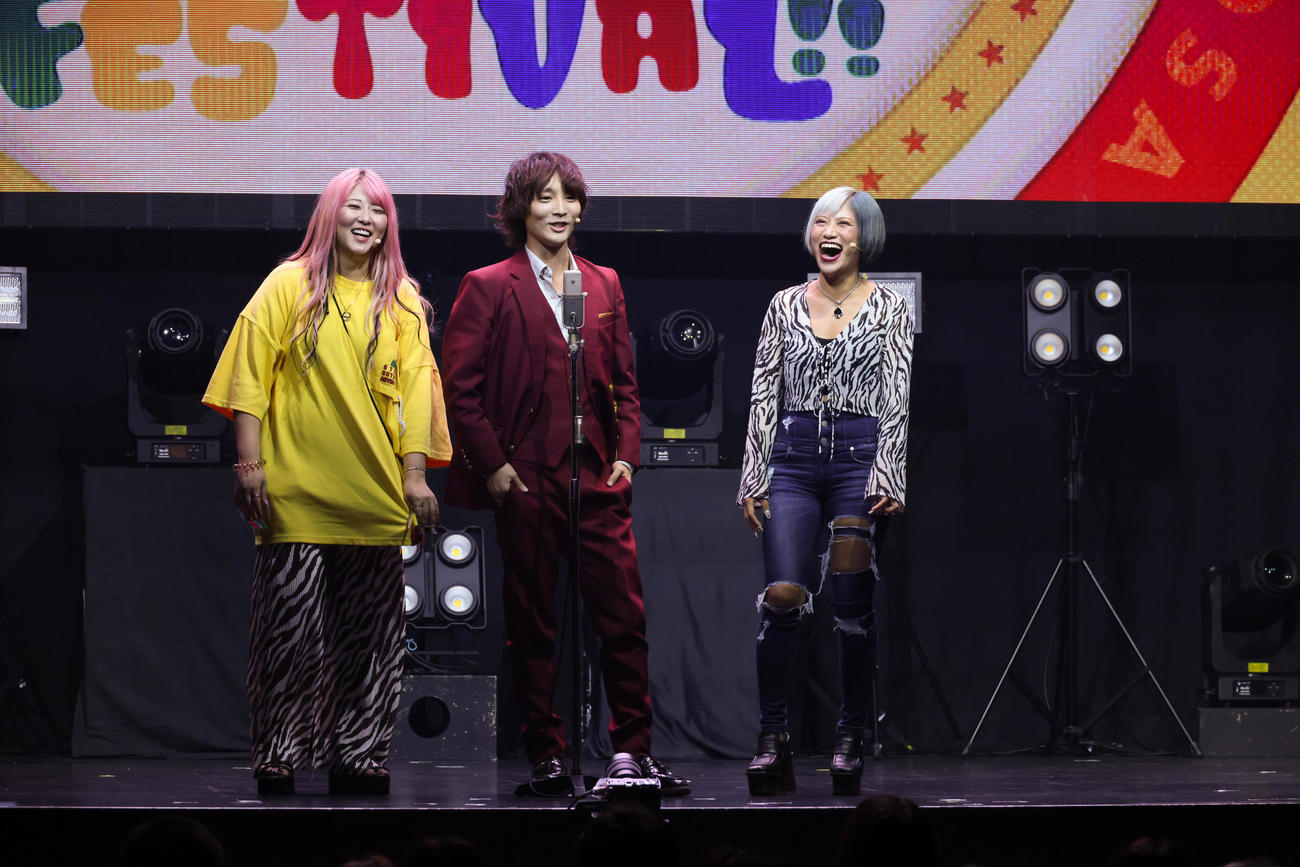 「土佐兄弟のぶちアゲ文化祭2023」の出演するぱーてぃーちゃん。左から金子きょんちぃ、すがちゃん最高No.1、信子