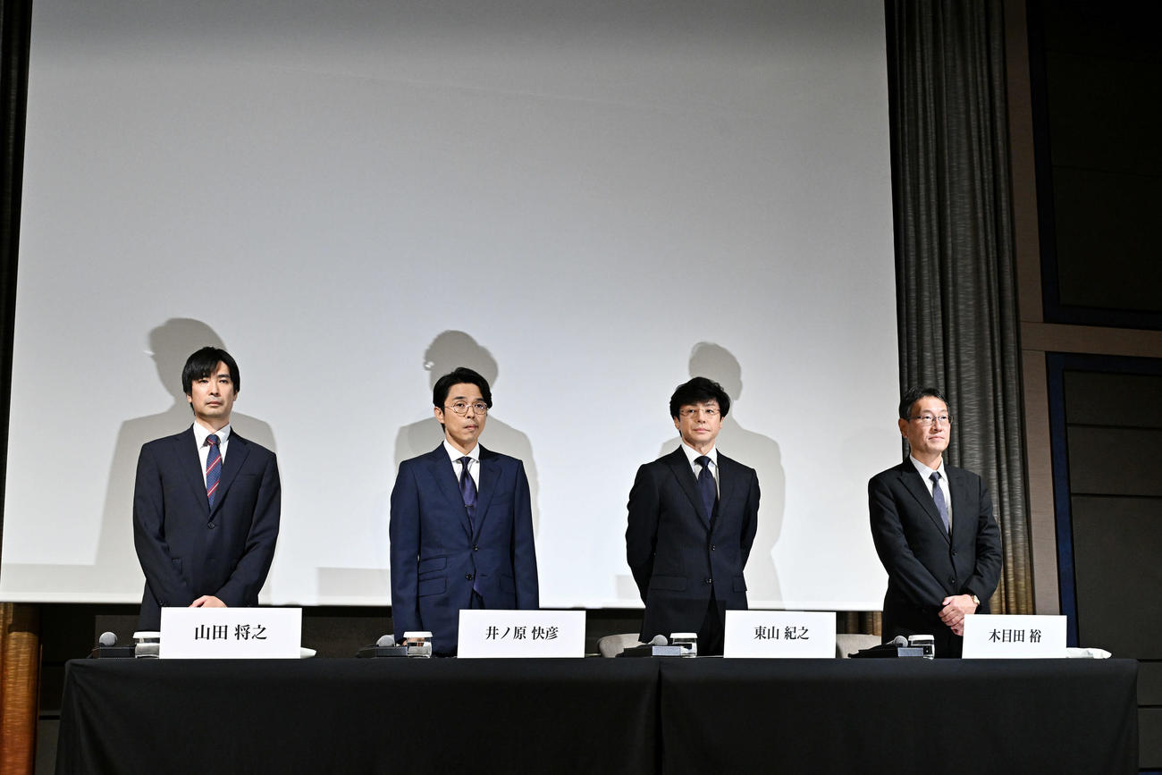 会見に臨む、左から山田将之氏、井ノ原快彦、東山紀之社長、木目田裕弁護士（撮影・滝沢徹郎）