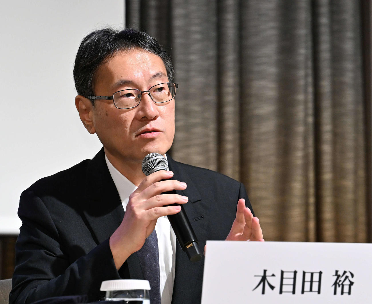 会見する木目田裕弁護士（撮影・滝沢徹郎）