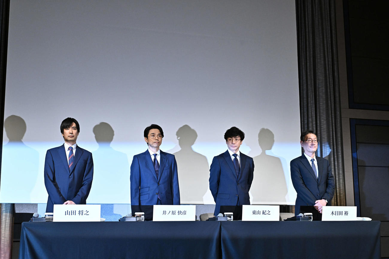会見に臨む、左から山田将之氏、井ノ原快彦、東山紀之社長、木目田裕弁護士（撮影・滝沢徹郎）