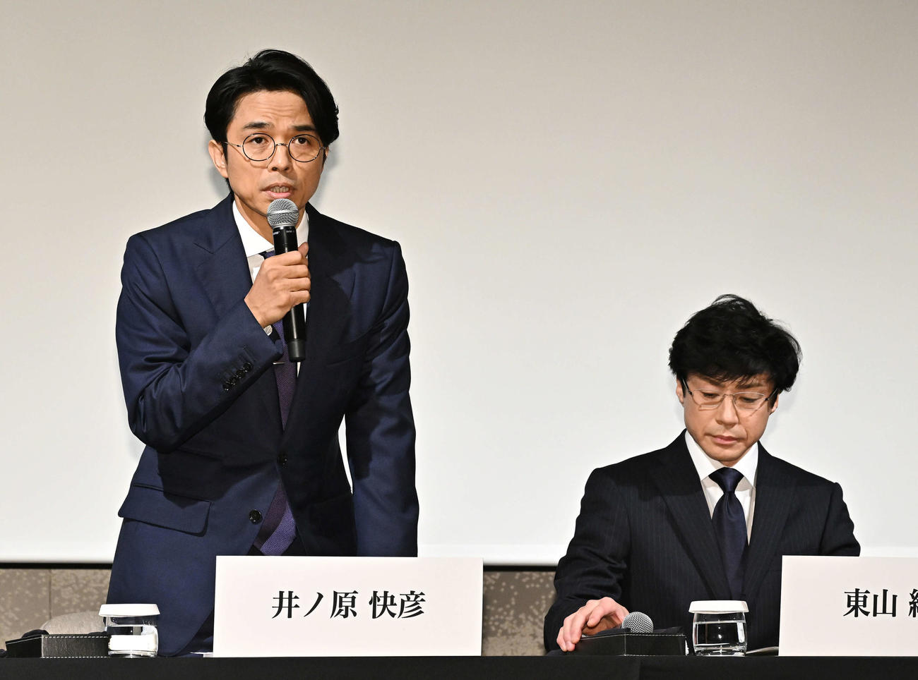 会見の冒頭で性被害者への誹謗（ひぼう）中傷を止めてもらうようにお願いする井ノ原快彦（左）（撮影・滝沢徹郎）