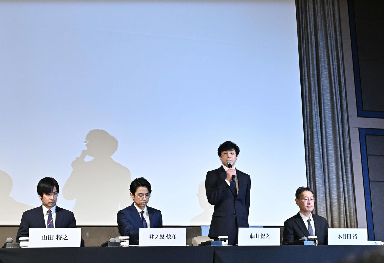 会見の冒頭で謝罪する東山紀之社長（左から3人目）（撮影・滝沢徹郎）