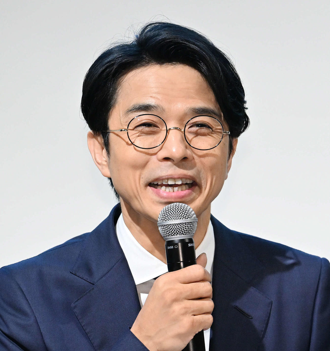 記者から岡田准一のジャニーズ事務所からの退所について問われ笑顔で答える井ノ原快彦（撮影・滝沢徹郎）