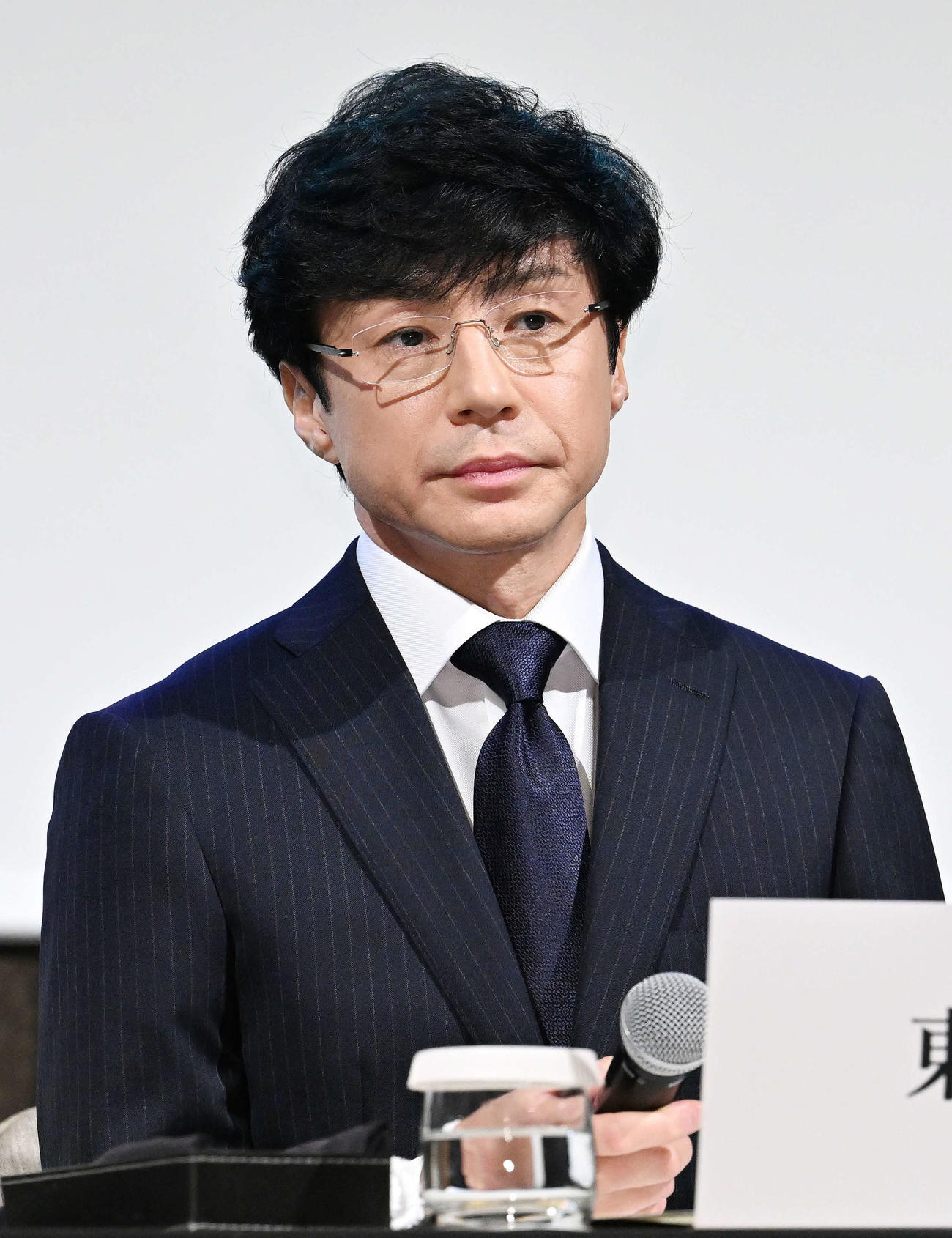 記者の質問を聞く東山紀之社長（撮影・滝沢徹郎）