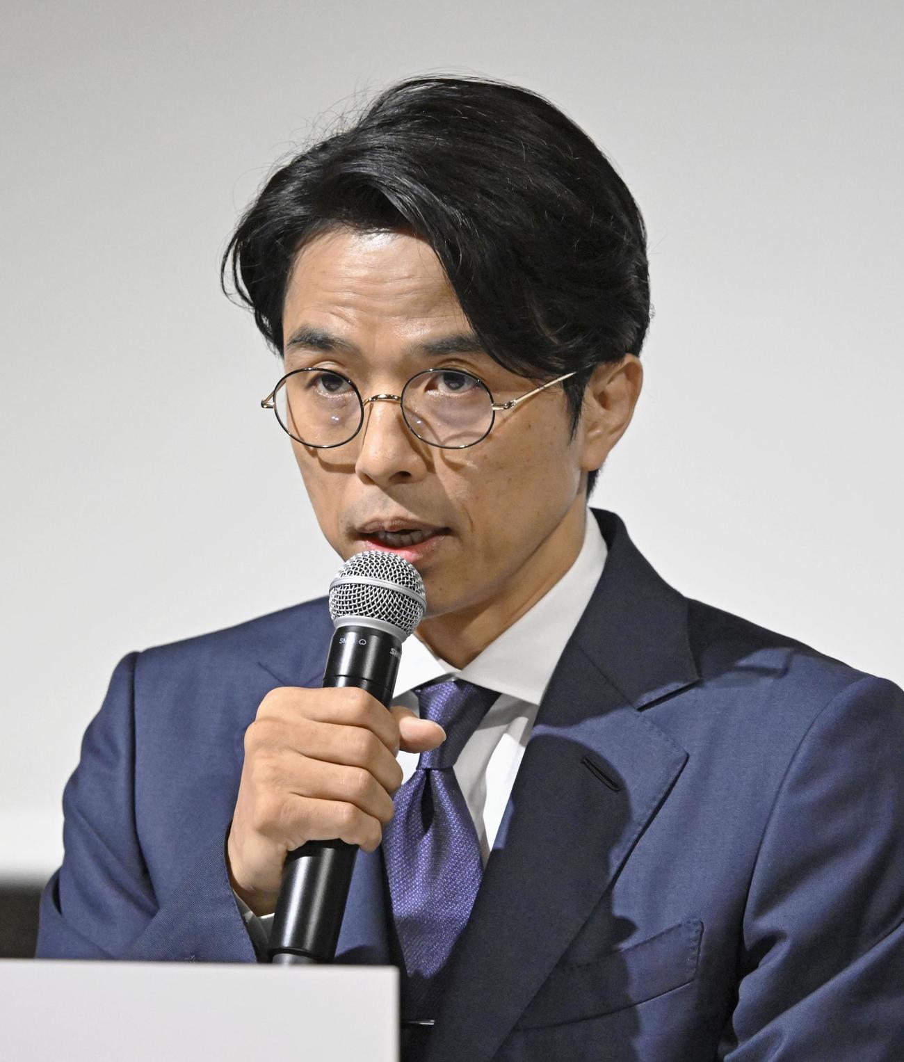 記者会見するジャニーズ事務所の井ノ原快彦氏＝2日午後、東京都内のホテル（共同）