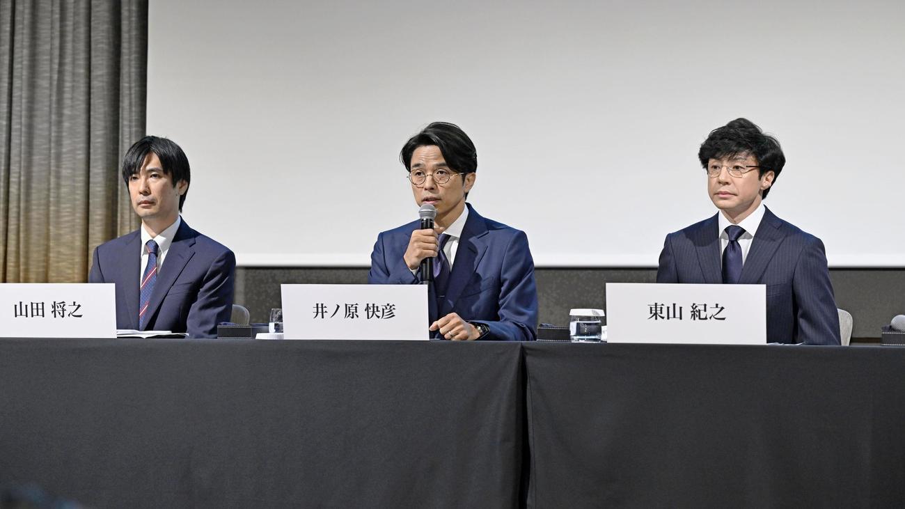 ジャニーズ事務所の性加害問題で、記者会見する（左から）山田将之弁護士、井ノ原快彦氏、東山紀之社長＝2日午後、東京都内のホテル（共同）