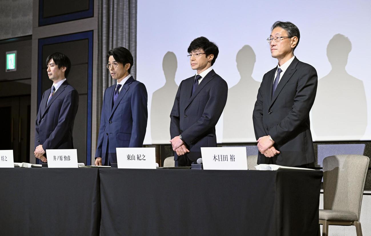 ジャニーズ事務所の記者会見に臨む（左から）山田将之弁護士、井ノ原快彦氏、東山紀之社長ら＝2日午後、東京都内のホテル（共同）