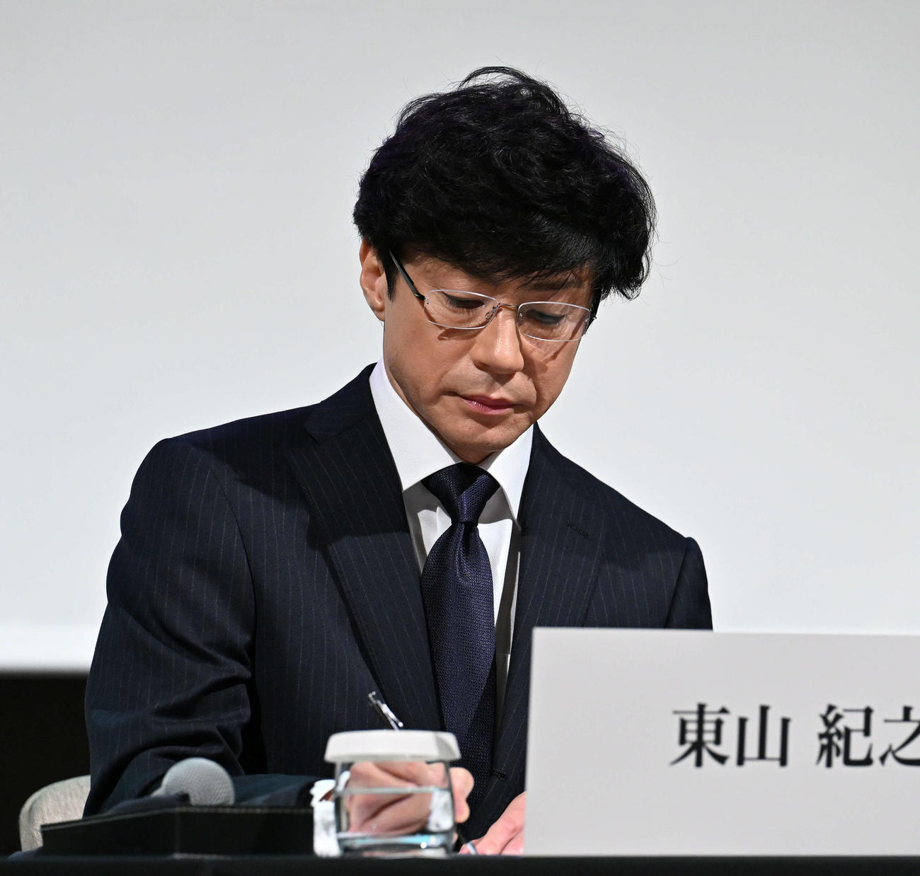 質疑応答でメモを取る東山紀之社長（撮影・滝沢徹郎）