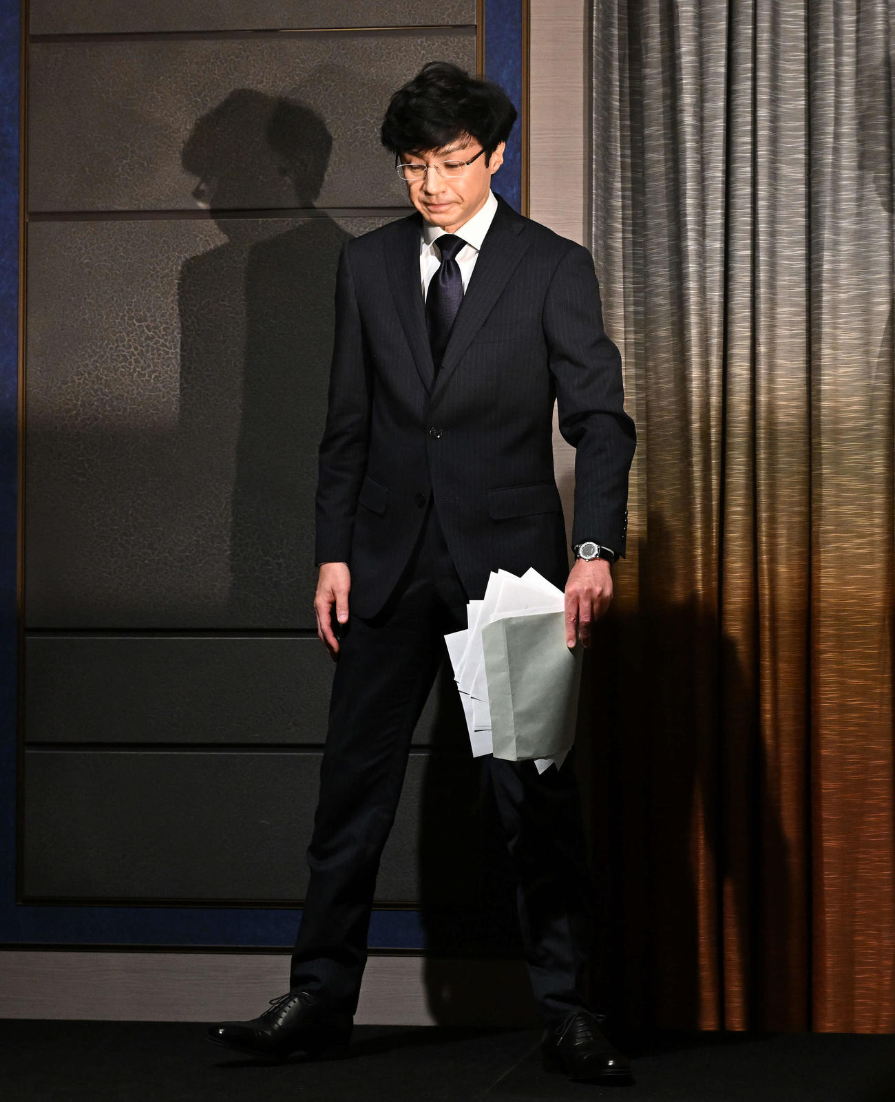 会見を終え引き揚げる東山紀之社長（撮影・滝沢徹郎）