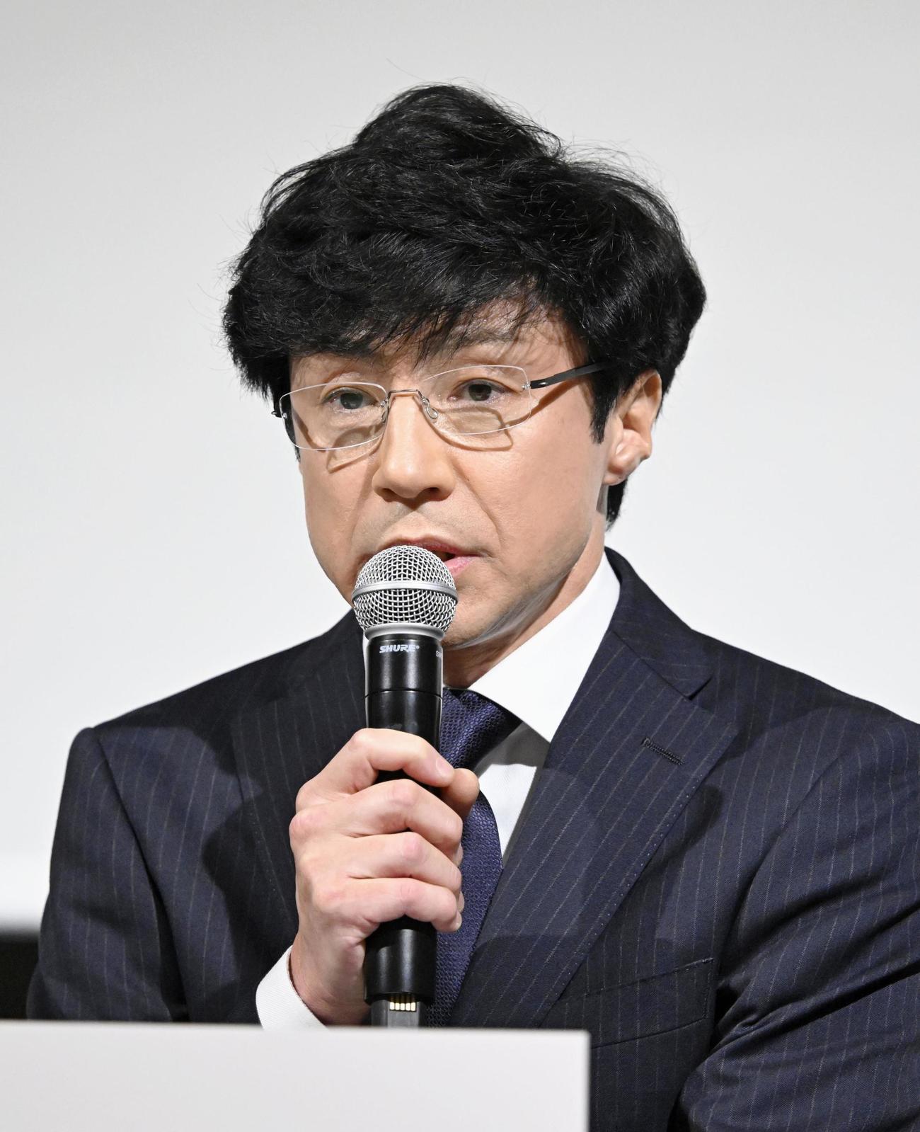 記者会見するジャニーズ事務所の東山紀之社長＝2日午後、東京都内のホテル（共同）