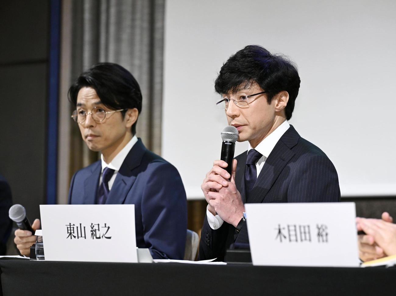 記者会見するジャニーズ事務所の東山紀之社長。左は井ノ原快彦氏（共同）