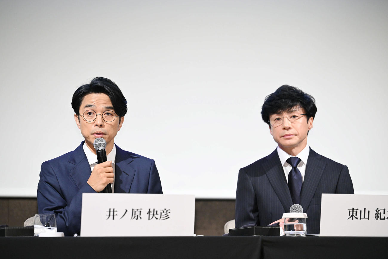 記者からの質問に答えるノ原快彦（左）と東山紀之社長（撮影・滝沢徹郎）