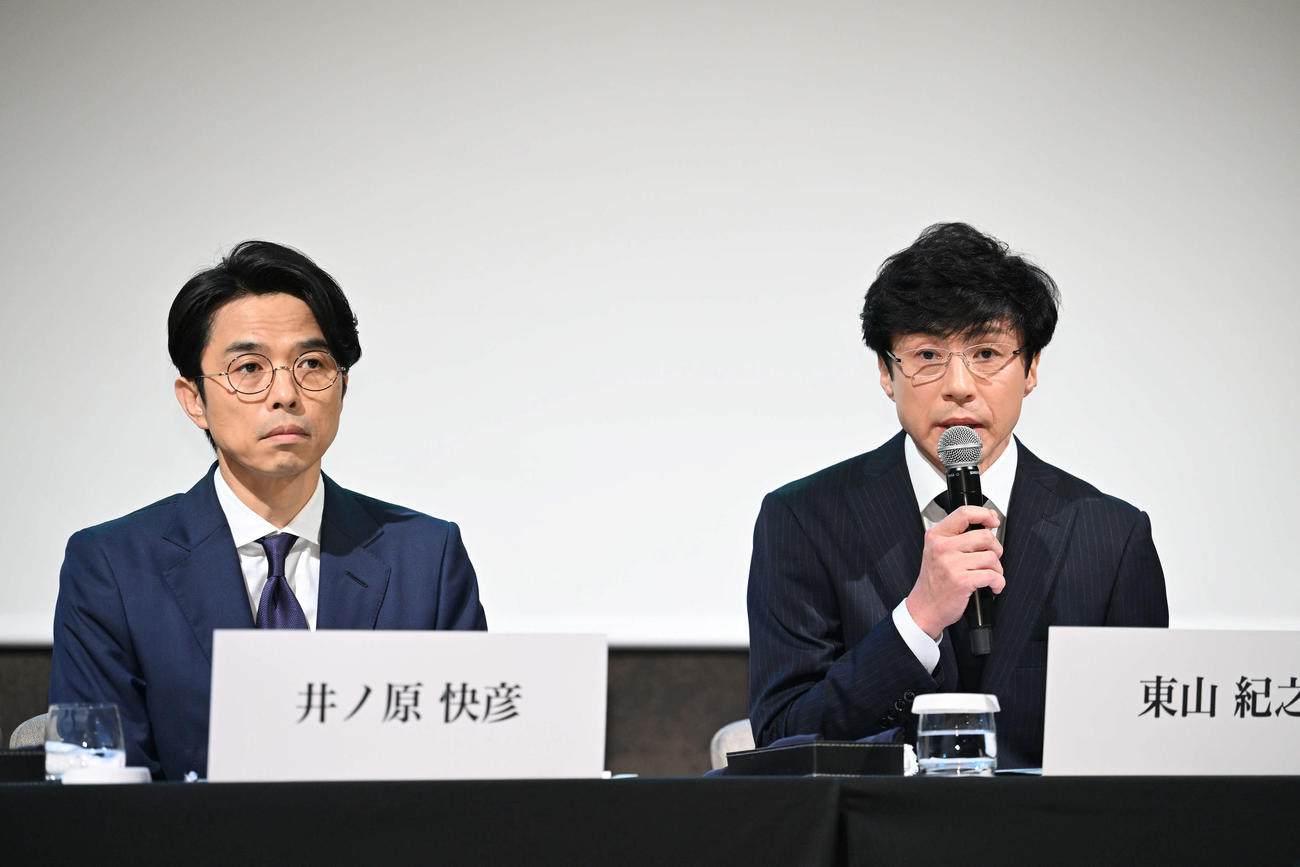 記者からの質問に答える東山紀之社長（右）と井ノ原快彦（撮影・滝沢徹郎）