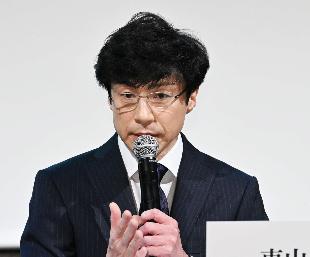 記者からの質問に答える東山紀之社長（撮影・滝沢徹郎）