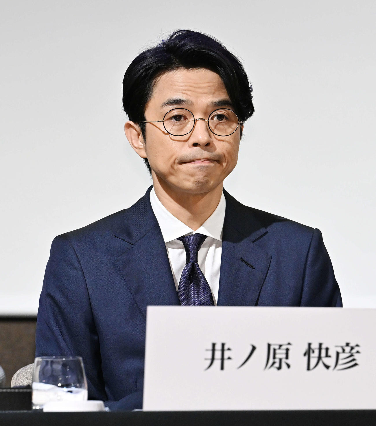 記者の質問を聞く井ノ原快彦（撮影・滝沢徹郎）