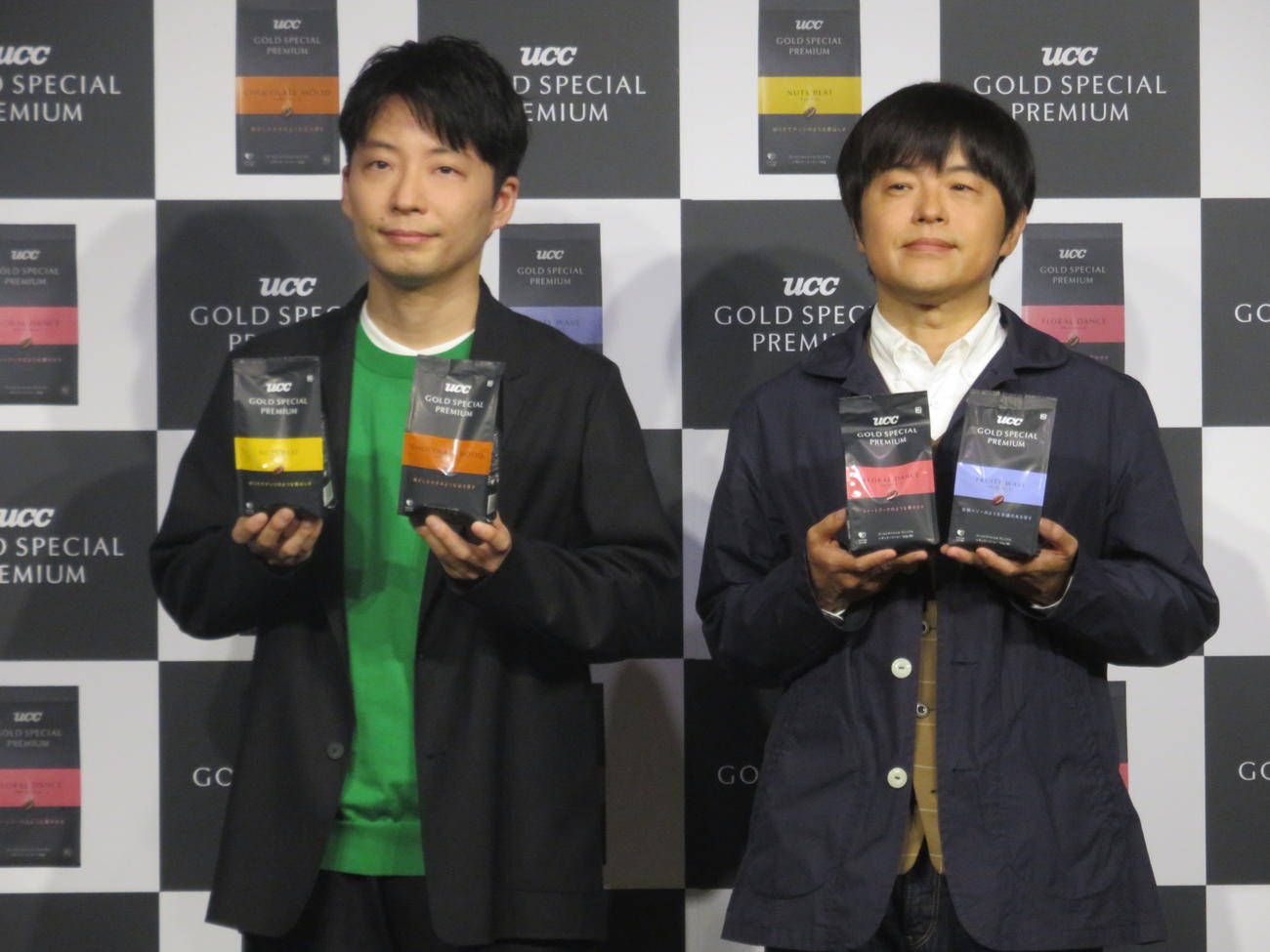 「UCC GOLD SPECIAL PREMIUM」の新CM発表会見に出席した星野源（左）とバカリズム