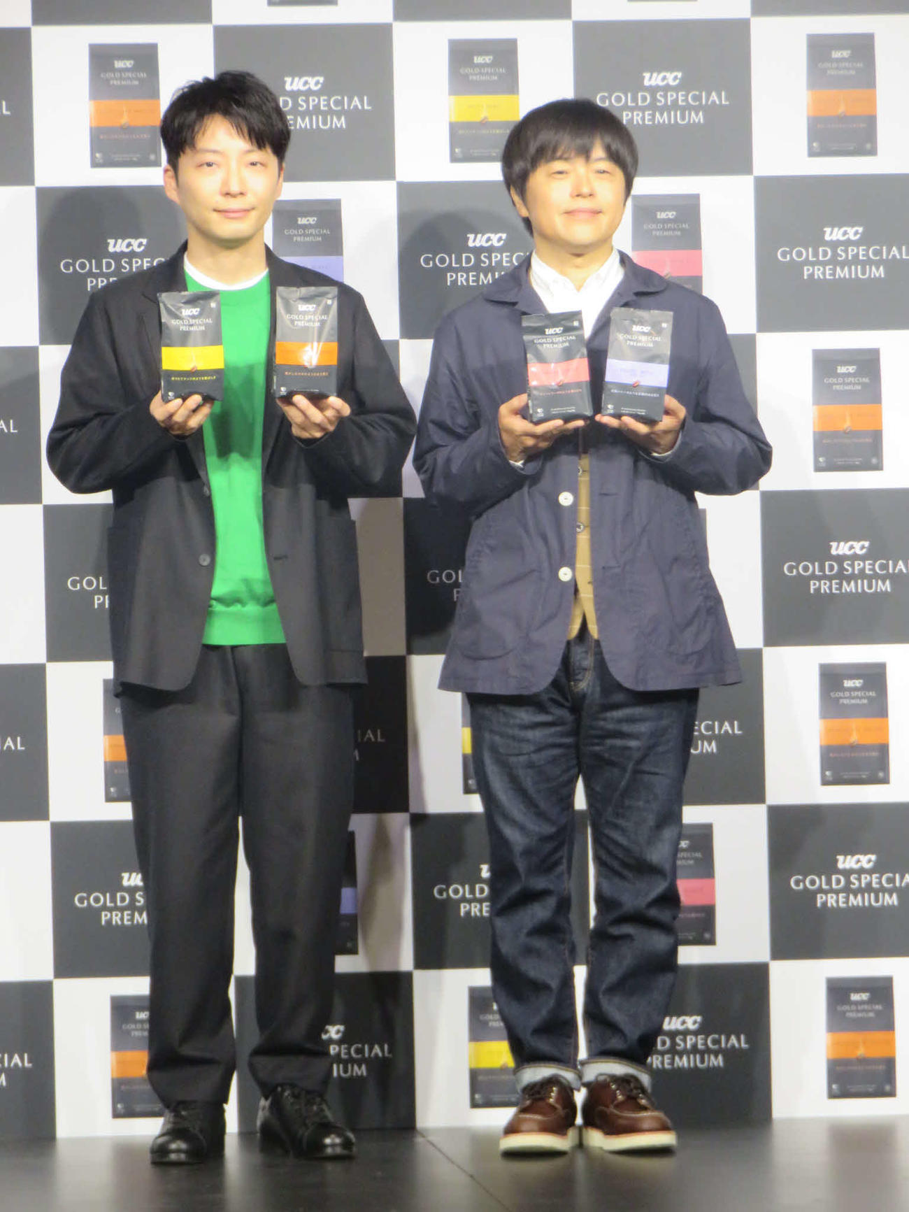 「UCC GOLD SPECIAL PREMIUM」の新CM発表会見に出席した星野源（左）とバカリズム