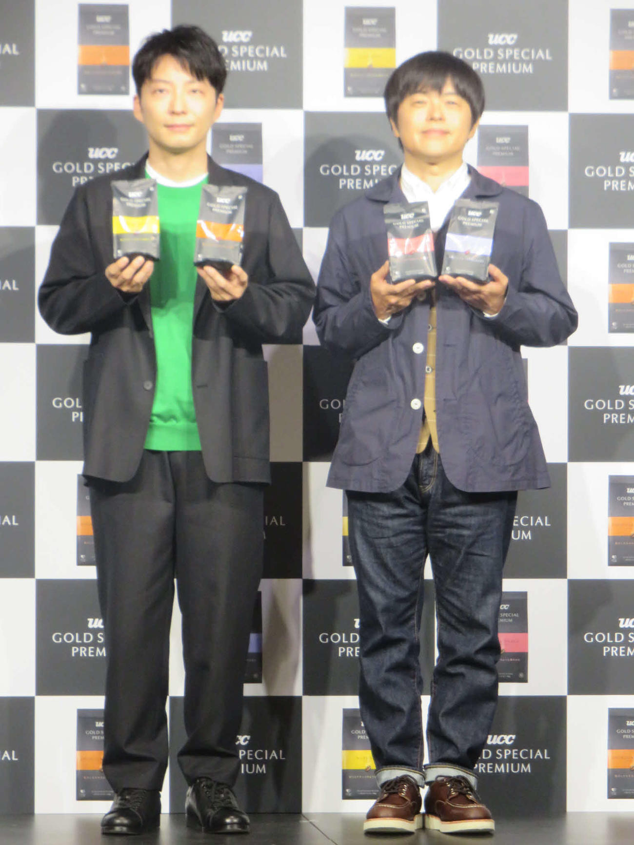 「UCC GOLD SPECIAL PREMIUM」の新CM発表会見に出席した星野源（左）とバカリズム